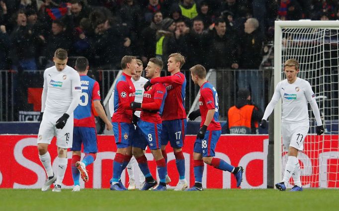 fotbal, Liga mistrů 2018/2019, CSKA Moskva - Plzeň, hráči CSKA slaví gól z penalty