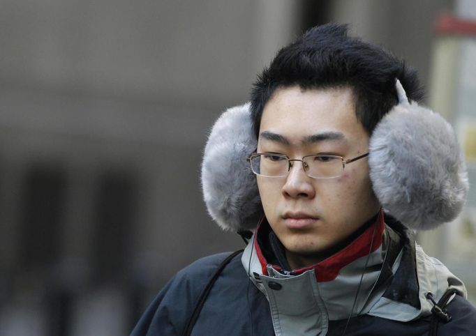 A man walks in the financial district of New York January 22, 2013. Cold weather in the northeastern United States pushed regional New York natural gas prices early Tuesday to their highest price so far this winter. REUTERS/Brendan McDermid (UNITED STATES - Tags: ENVIRONMENT) Published: Led. 22, 2013, 5:19 odp.