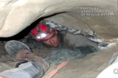 Muž uvízl v jeskyni hlavou dolů. Po 26 hodinách zemřel
