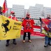 Fanoušci Ferrari před nemocnicí v Grenoblu, kde leží Michael Schumacher
