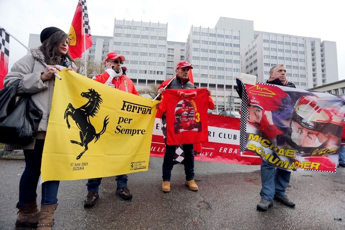 Fanoušci Ferrari před nemocnicí v Grenoblu, kde leží Michael Schumacher