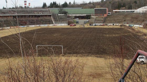 Dobrovolnící v Brně se pustili do oprav legendárního stadionu Za Lužánkami. Petr Švancara tady bude mít rozlučku. Podívejte se.