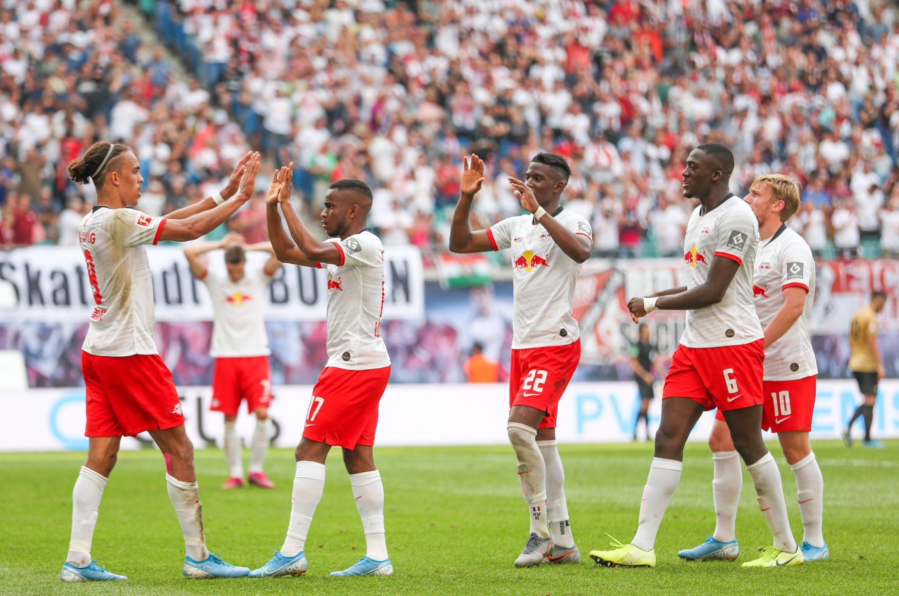 2. kolo německé bundesligy 2019/20, Lipsko - Frankfurt: Fotbalisté Lipska oslavují gól na 2:0.