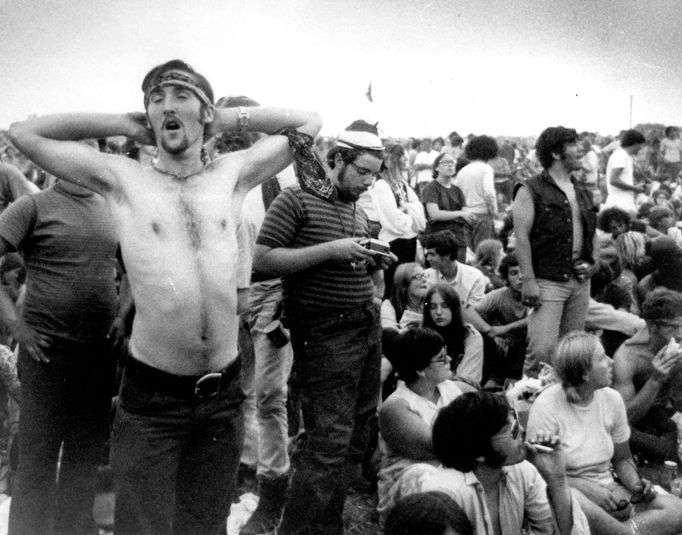 Na snímku z Woodstocku v roce 1969 účastníci festivalu odpočívají o  přestávce mezi jednotlivými vystoupeními.