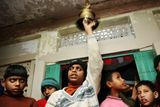 Nevidomí studenti zvoní během večerní bohoslužby v chrámu ve škole pro nevidomé v indickém Haridwaru.