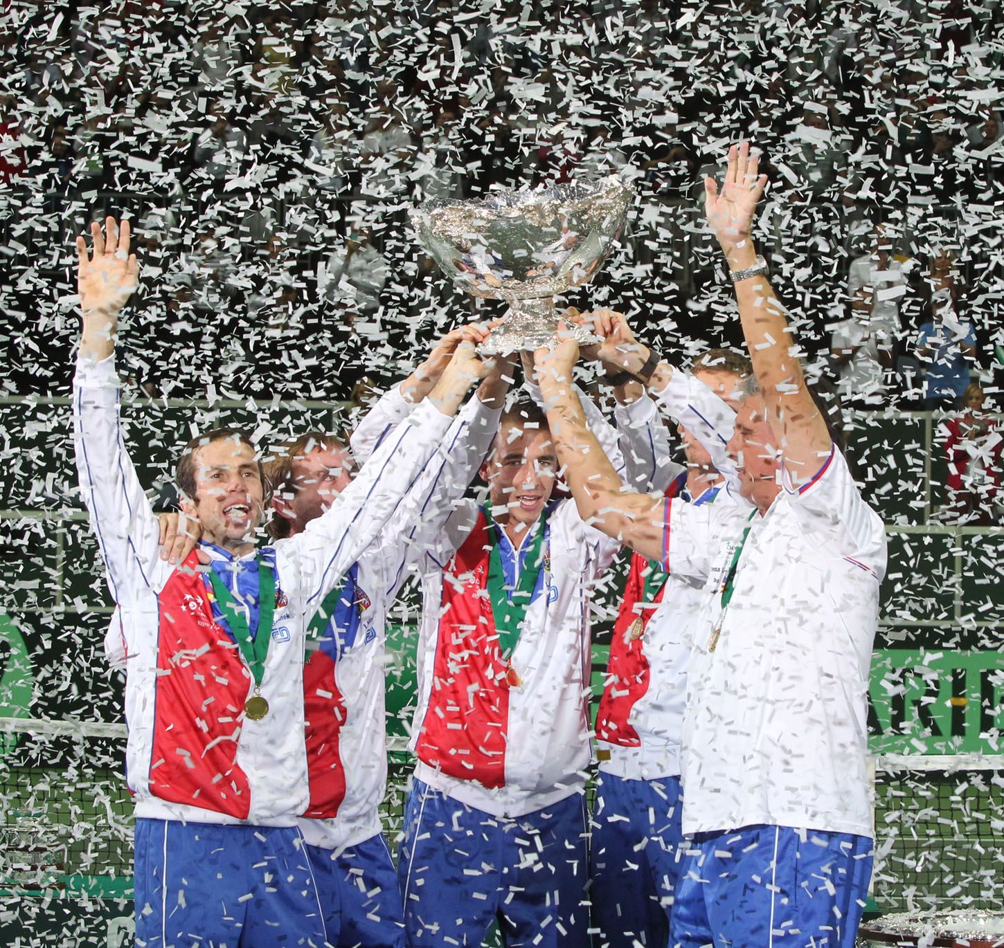 Čeští tenisté se radují z vítězství ve finále Davis Cupu 2012 proti Španělsku.