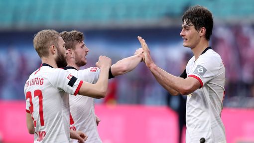 28. kolo německé bundesligy 2019/20, Lipsko - Hertha: Patrik Schick se spoluhráči se raduje ze svého gólu na 2:1.