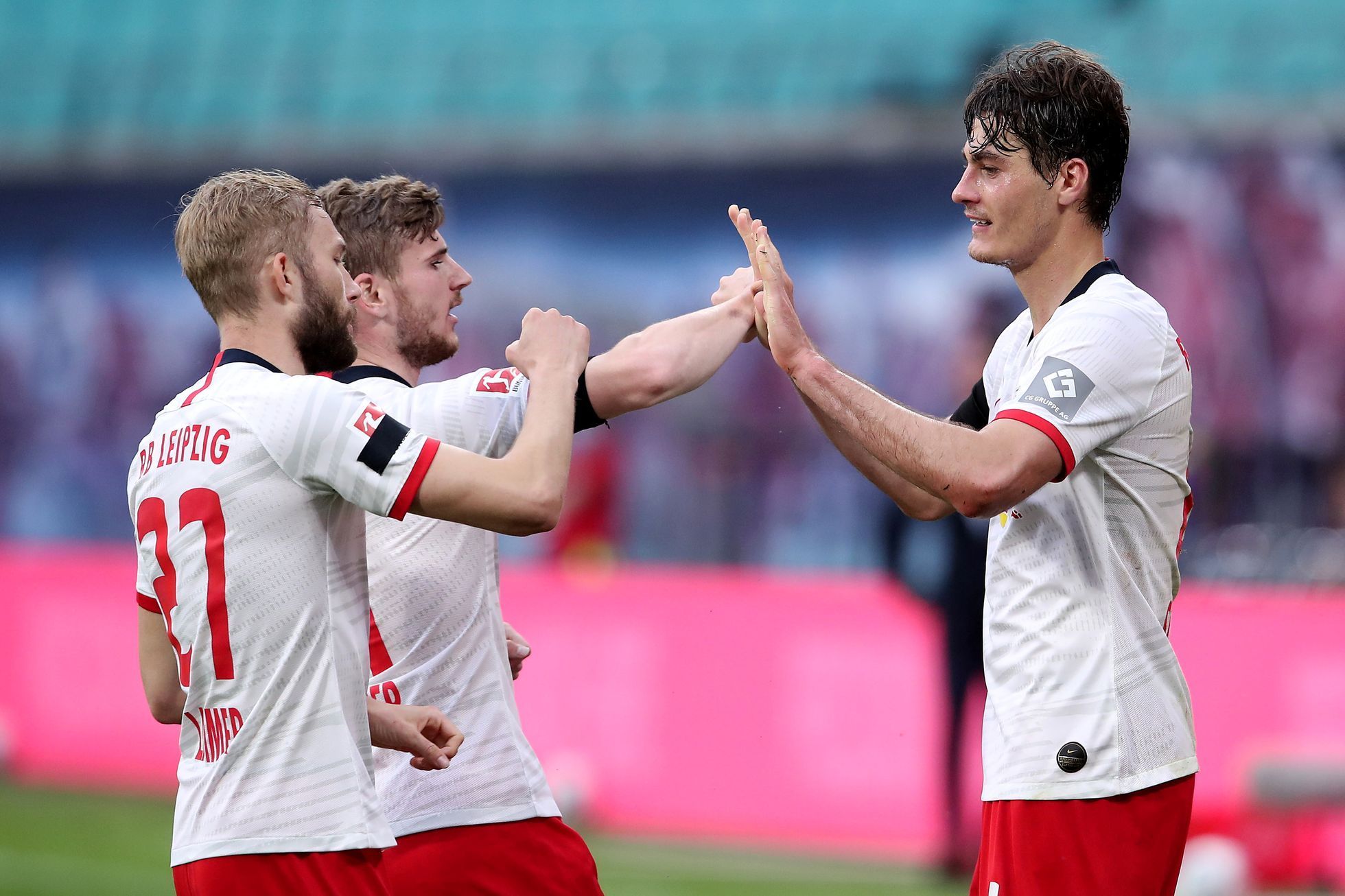 28. kolo německé bundesligy 2019/20, Lipsko - Hertha: Patrik Schick se spoluhráči se raduje ze svého gólu na 2:1