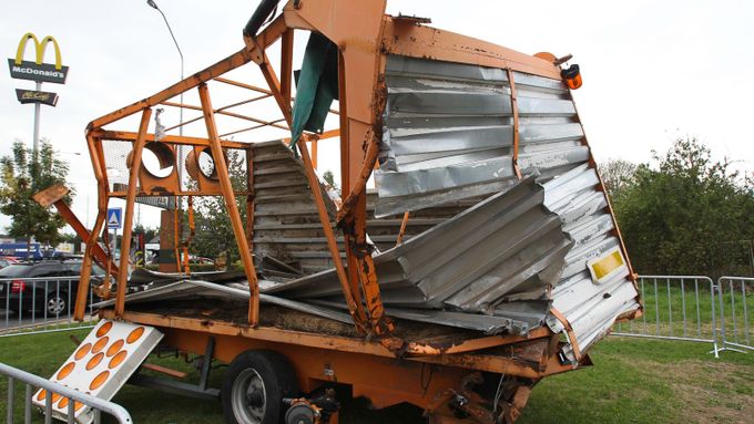 Výstražný vozík zničený při loňské nehodě na dálnici D5 u Nýřan.