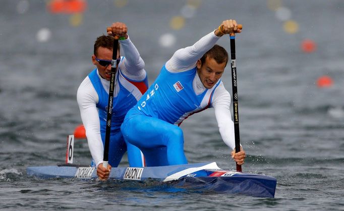 Čeští kanoisté Jaroslav Radoň (vpředu) a Filip Dvořák jedou deblkanoe na 1000 metrů během OH 2012 v Londýně.