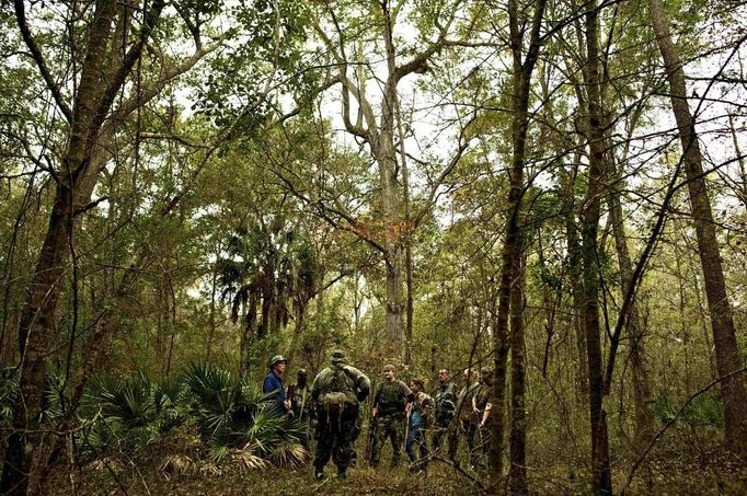 Jim Foster (C), leader of the North Florida Survival Group, critiques the performance of group members during an enemy contact drill during a field training exercise in Old Town, Florida, December 8, 2012. The group trains children and adults alike to handle weapons and survive in the wild. The group passionately supports the right of U.S. citizens to bear arms and its website states that it aims to teach "patriots to survive in order to protect and defend our Constitution against all enemy threats". Picture taken December 8, 2013. REUTERS/Brian Blanco (UNITED STATES - Tags: SOCIETY POLITICS) ATTENTION EDITORS: PICTURE 12 OF 20 FOR PACKAGE 'TRAINING CHILD SURVIVALISTS' SEARCH 'FLORIDA SURVIVAL' FOR ALL IMAGES Published: Úno. 22, 2013, 1:01 odp.