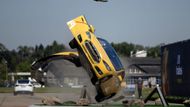 První crashtrest simuloval situaci, kdy auto ve vysoké rychlosti přejede kruhový objezd, na kterém je navíc překážka v podobě kamene.