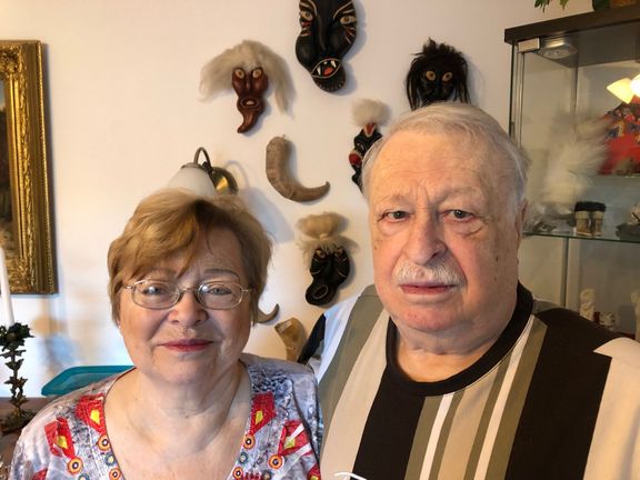 Alena a Jaroslav Klempířovi. Za nimi na zdi předměty z Grónska.