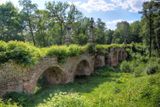 Starobylý most z červených cihel, který pomalu splývá s přírodou, se nachází v Rjazaňské oblasti.