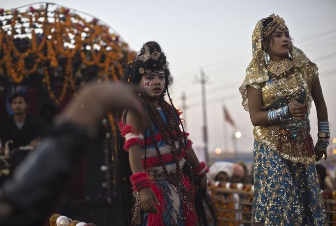 Artists dressed as Hindu deities take part in a religious procession near the banks of river Ganges ahead of the "Kumbh Mela" (Pitcher Festival) in the northern Indian city of Allahabad January 11, 2013. During the festival, Hindus take part in a religious gathering on the banks of the river Ganges. "Kumbh Mela" will return to Allahabad in 12 years. REUTERS/Ahmad Masood (INDIA - Tags: RELIGION SOCIETY) Published: Led. 11, 2013, 6:13 odp.