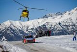 Kdepak, Daniel Sordo si nehraje na agenta 007. To jen jeho zbrusu nové Hyundai I20 WRC "nahánějí" kameramani ve vrtulníku.