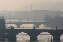 Smogová situace v Praze skončila, MHD zdarma nebude. Řidiči výzvy magistrátu ignorovali, aut neubylo