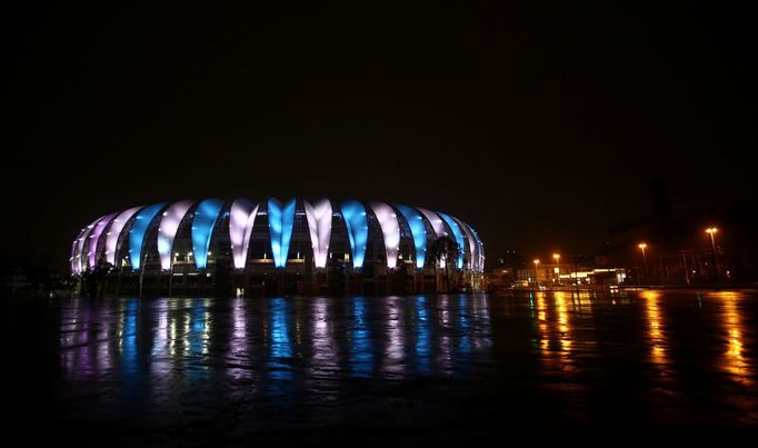 Stadion v brazilském Beira-Rio v Porto Alegre se zbarvil na Maradonovu počest do argentinské modrobílé kombinace