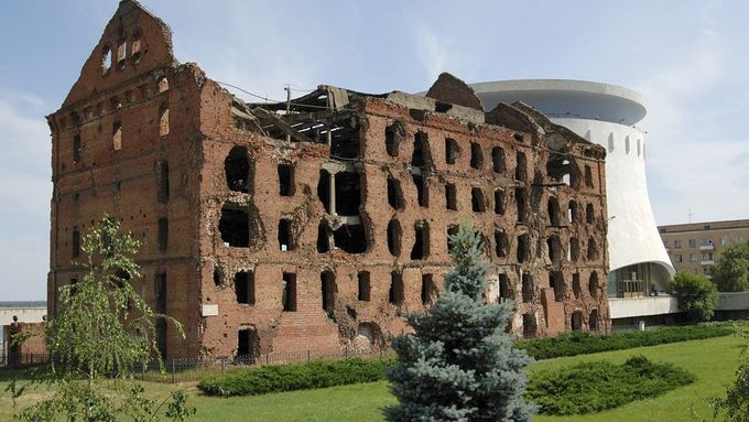 Dnešní Volgograd s mementem - zbytky budovy, která připomíná 70 let starou bitvu u Stalingradu.