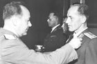 3. října 1952. Ministr národní obrany Alexej Čepička vyznamenává trojnásobného olympijského vítěze z Helsinek, majora Emila Zátopka, Řádem republiky.