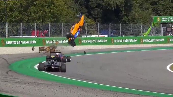 Havárie Alexe Peroniho v závode Formule 3 v Monze.