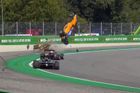 Video: Další děsivá havárie při Grand Prix. Pilot F3 jako zázrakem vyvázl bez zranění