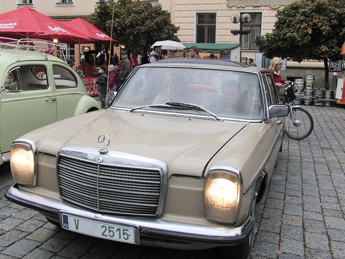 Mercedes-Benz W 115, 200D. Automobilka Daimler-Benz jich během let 1968–1976 vyrobila téměř dva miliony.built