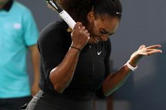 Serena Williamsová se vrátila po mateřské pauze prohrou ve čtyřhře ve Fed Cupu
