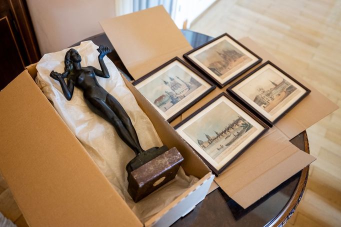 Část umělecké sbírky z pozůstalosti po Janu Masarykovi, kterou ve čtvrtek 17. července 2025 v Praze převzal ministr zahraničí Jan Lipavský.