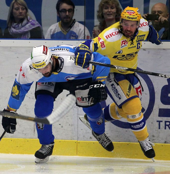 Hokej, Plzeň - Zlín: Petr Čajánek (ZLN, vpravo)