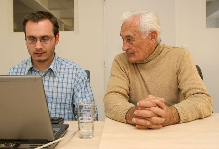 Milan Paumer s redaktorem Adamem Bartošem při online rozhovoru