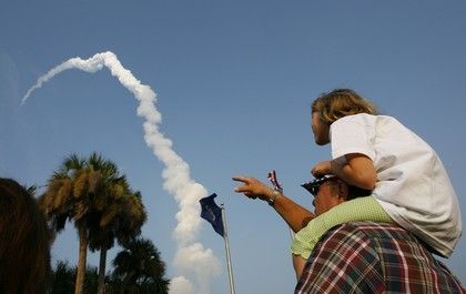 Start raketoplánu sledovaly desítky lidí