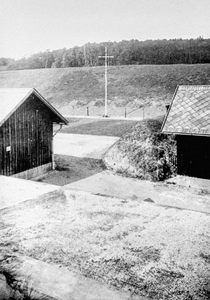 Fotografie z historie Kobyliské střelnice v Praze 8, který byla dějištěm řady poprav během Heydrichiády. Dnes je zde zřízen Památník protifašistického odboje.