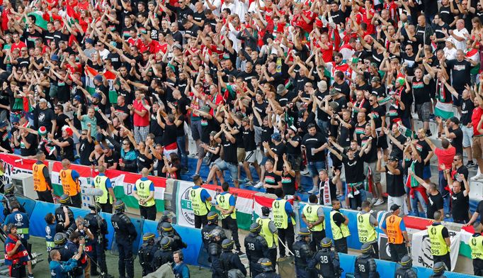 Euro 20161: výtržnosti maďarských fanoušků před zápasem s Islandem v Marseille