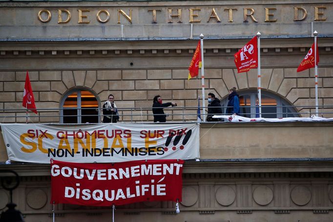 Protesty před pařížským divadlem Théâtre de l'Odéon.