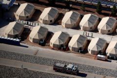 Ubytovací zařízení pro děti migrantů v USA jsou plné toxických látek, tvrdí aktivisté