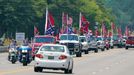 Protest fanoušků NASCAR proti zákazu konfederační vlajky v blízkosti oválu Talladega Superspeedway