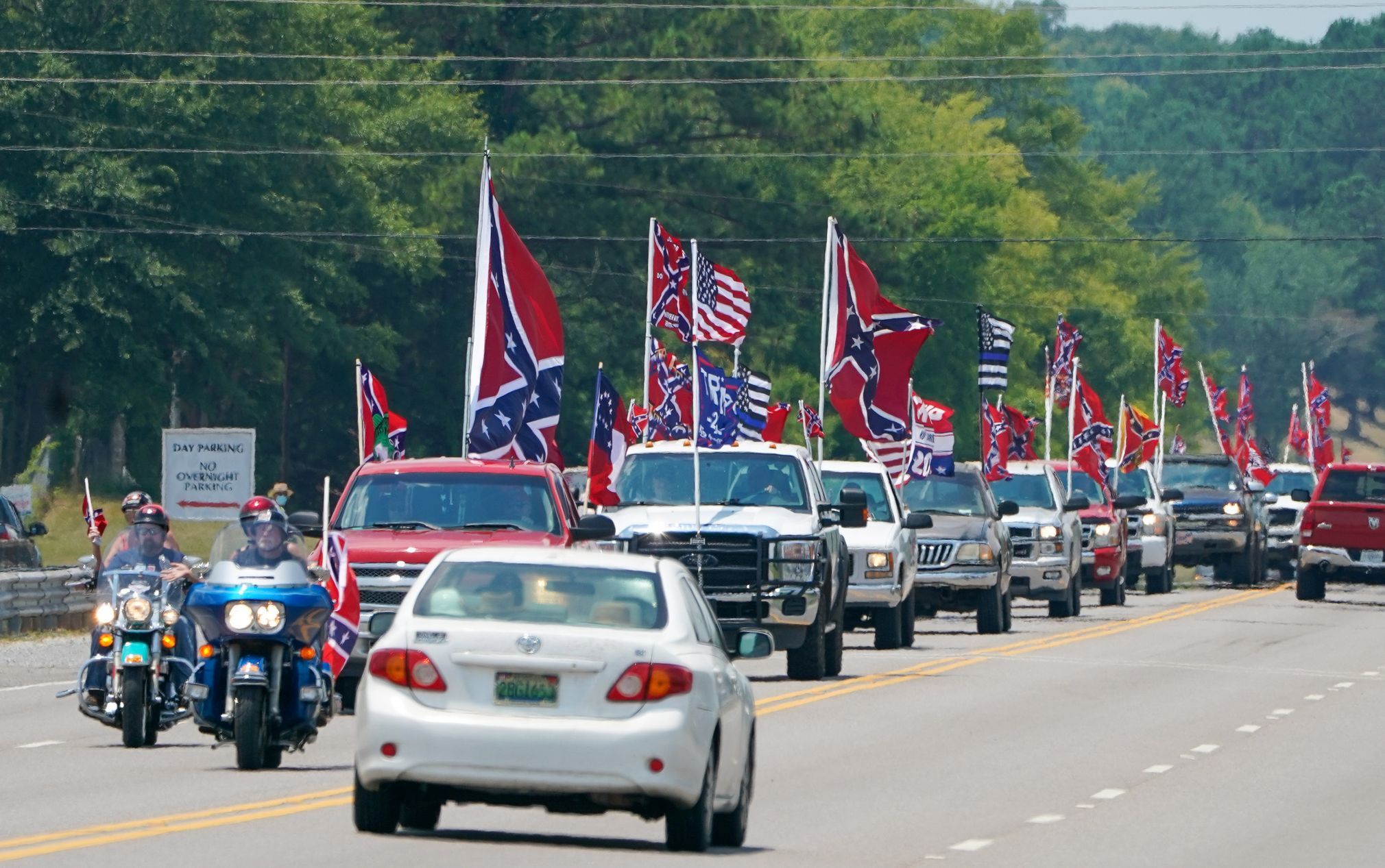 Protest fanoušků NASCAR proti zákazu konfederační vlajky v blízkosti oválu Talladega Superspeedway