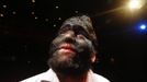 Performer Jesus Aceves (also known as Chuy), who has hypertrichosis, which is a skin condition where an abnormal amount of hair growth is present on the body, poses before a rehearsal for the Circus of Horrors at the Churchill Theatre in Bromley, south east London January 10, 2013. Circus of Horrors, former finalists on television program "Britain's Got Talent", have advertised for a wolf man or woman on government jobs website Directgov. The circus have a Mexican wolf man (who is Aceves), but new UK Border Agency rules meant that before a worker can be granted a certificate of sponsorship, the company must advertise the job in Britain. Picture taken January 10, 2013. REUTERS/Luke MacGregor (BRITAIN - Tags: ENTERTAINMENT HEADSHOT HEALTH SOCIETY IMMIGRATION BUSINESS EMPLOYMENT) Published: Led. 11, 2013, 9:51 dop.