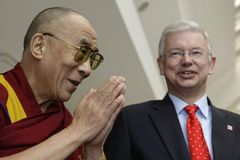 Dalajlama je v Německu. Vláda hraje mrtvého brouka