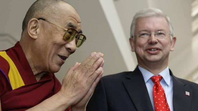 Dalajlama po příletu do Frankfurtu s hesenským premiérem Kochem.