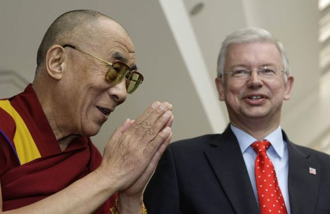 The Dalai Lama is welcomed by Hesse's State Prime Minister Roland Koch (R) at the start of his visit to Germany, at a hotel in Frankfurt, May 15, 2008. The Dalai Lama will stay in Germany for a five-day visit. REUTERS/Kai Pfaffenbach(GERMANY)