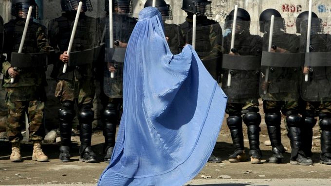 Tálibán omezuje práva žen či sexuálních menšin. Před třemi lety vládnoucí hnutí oznámilo, že Afghánky nebudou mít až do odvolání přístup k vyššímu vzdělání. Snímek je z Kábulu.