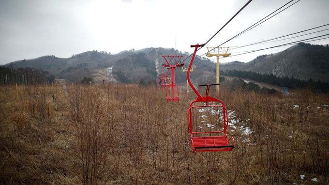 Obrazem: Tady lyžují už jen duchové. Opuštěný skiareál u hranic s KLDR varuje pořadatele olympiády