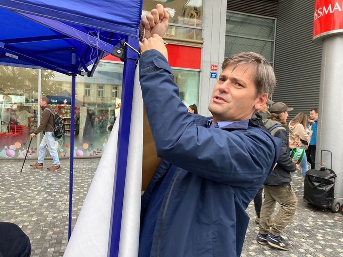 Senátor Marek Hilšer chystá svůj stánek pro sběr podpisů k prezidentské kandidatuře.