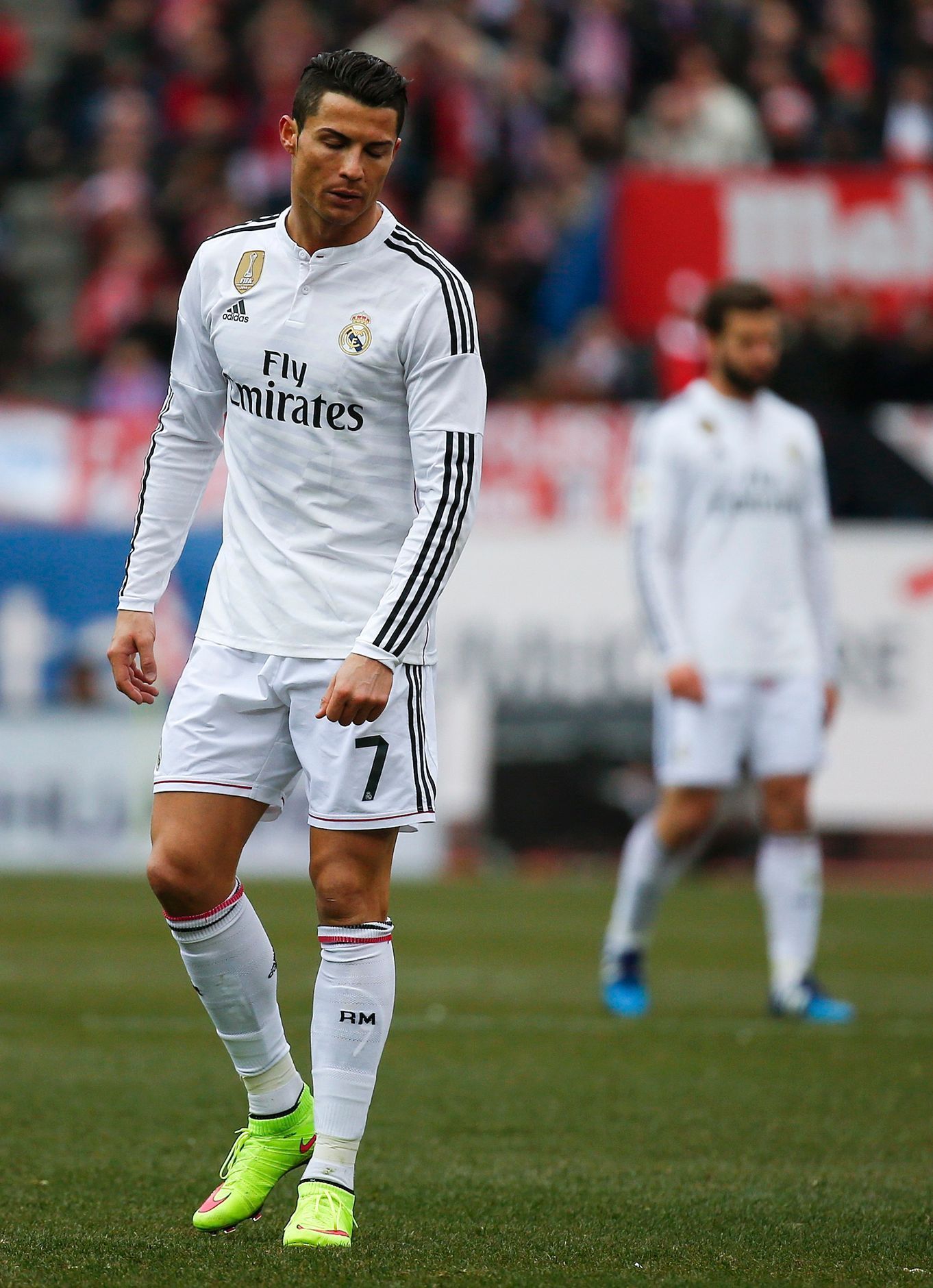 Cristiano Ronaldo smutní po porážce Realu v derby s Atlétikem