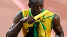 Jamajský sprinter Usain Bolt se raduje z vítězství a světového rekordu ve štafetě 4x100 metrů na OH 2012 v Londýně.