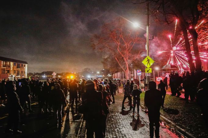 Po smrti 20letého Dauntea Wrighta protestují stovky lidí v americkém Minneapolisu proti policejnímu násilí.