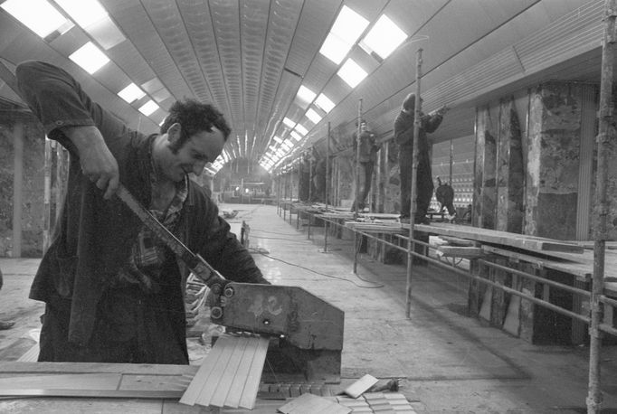 Práce na obložení stěn stanice Můstek na trase metra A, 1978