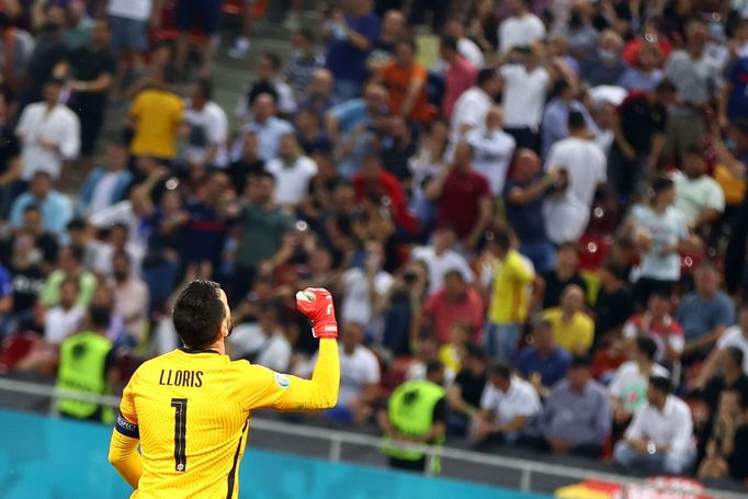 ME ve fotbale 2021, Francie - Švýcarsko: Hugo Lloris slaví chycenou penaltu.